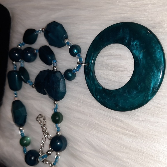 Statement acrylic necklace with adjustable chain plus bonus earrings - Picture 4 of 8